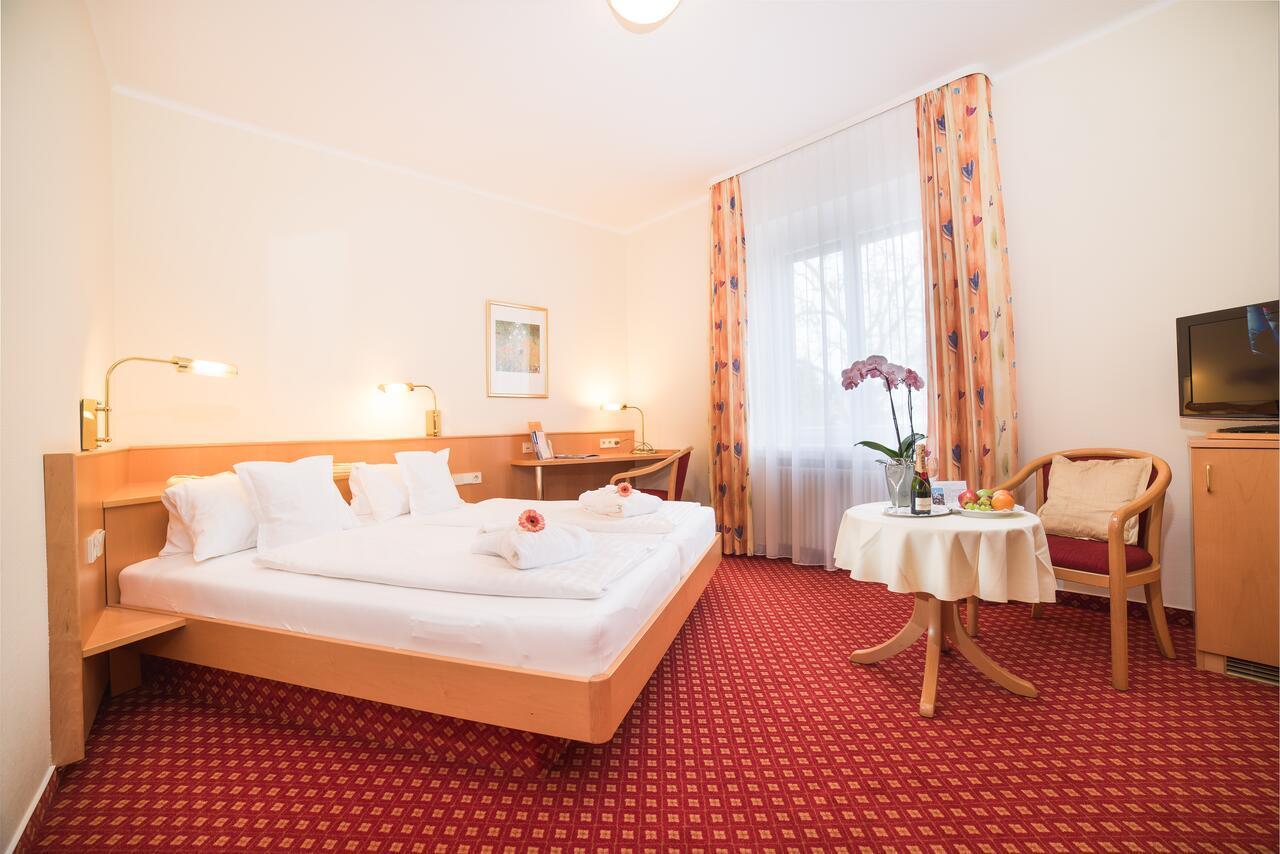 Strandhotel Loechnerhaus Reichenau Exterior foto